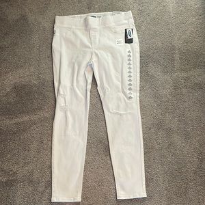 Mid rise, slimming waistband rockstar jeans